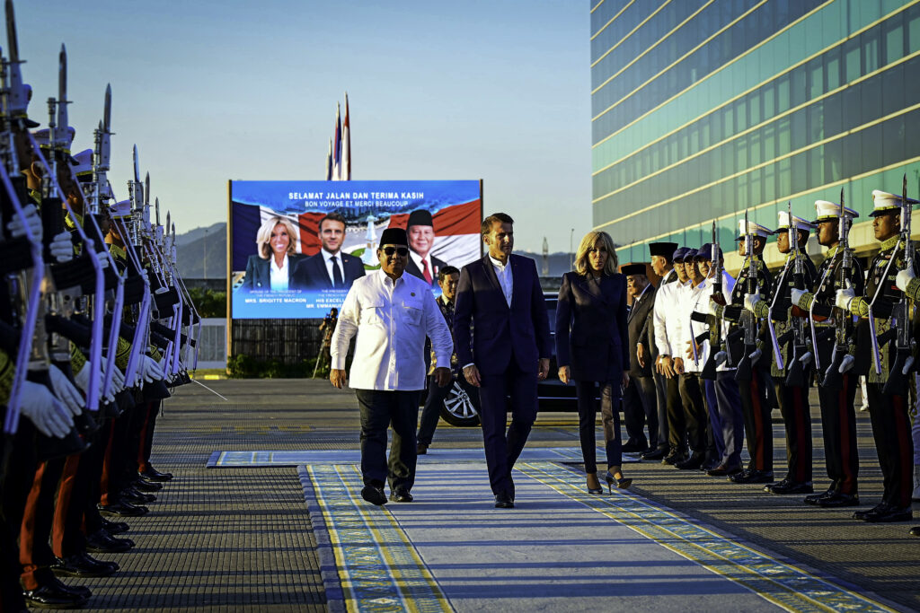Prabowo Subianto Antar Presiden Macron ke Singapura