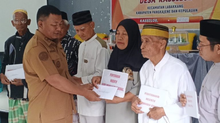 Pemerintah Desa Kassiloe Salurkan Insentif bagi Perangkat dan Tokoh Masyarakat, Wujud Apresiasi dan Pelayanan Berkelanjutan
